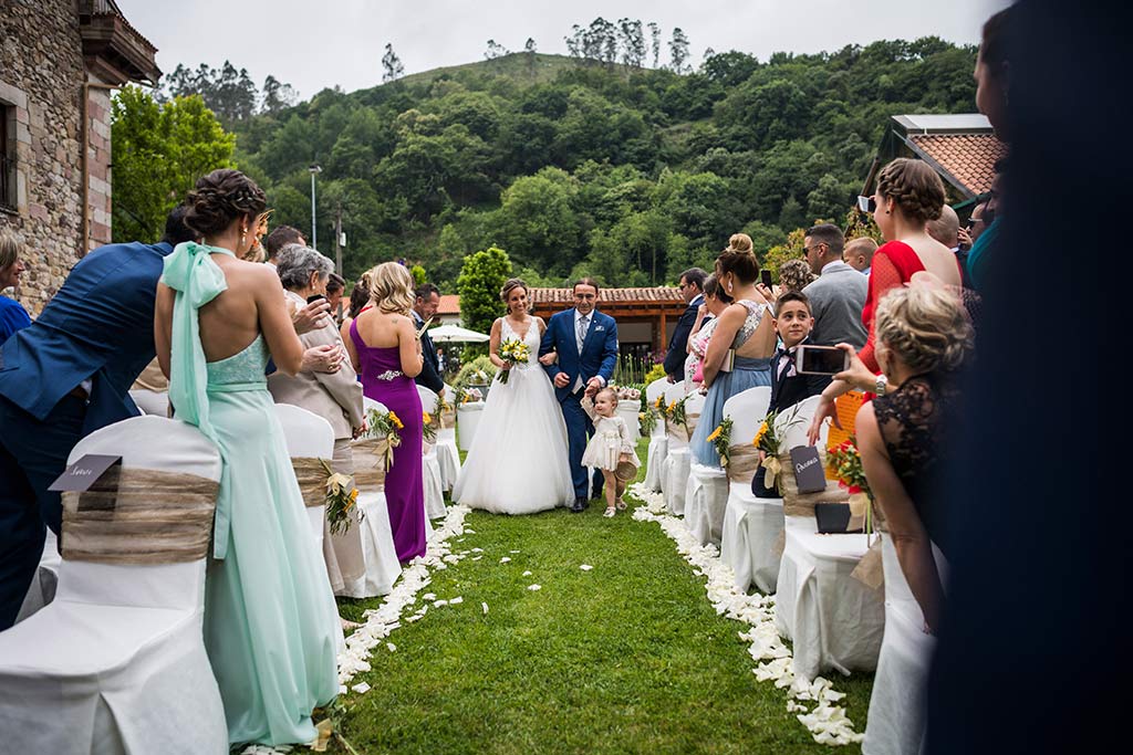 Fotógrafo de bodas Cantabria Marcos Greiz, Katia y Sergio entrada novia