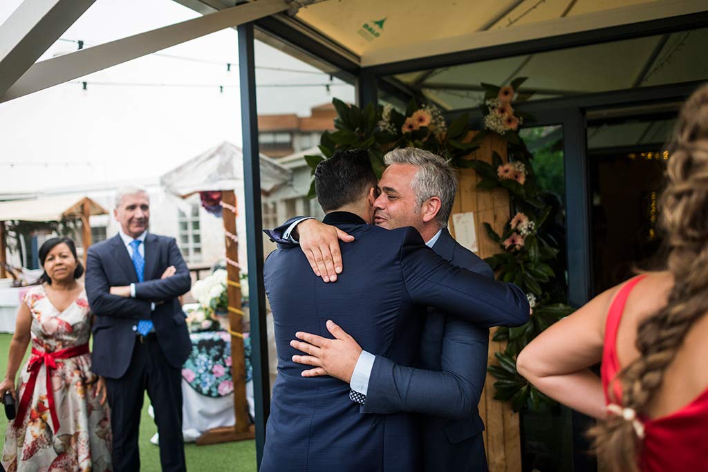 fotógrafo de bodas Marta Ricardo Marcos Greiz abrazado