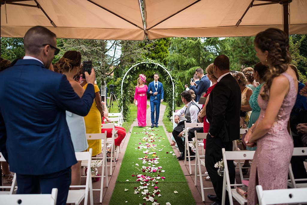 Fotógrafo de bodas Cantabria Marcos Greiz Isa Jose entrada novio