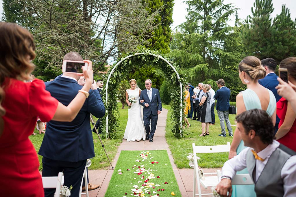 Fotógrafo de bodas Cantabria Marcos Greiz Isa Jose entrada novia