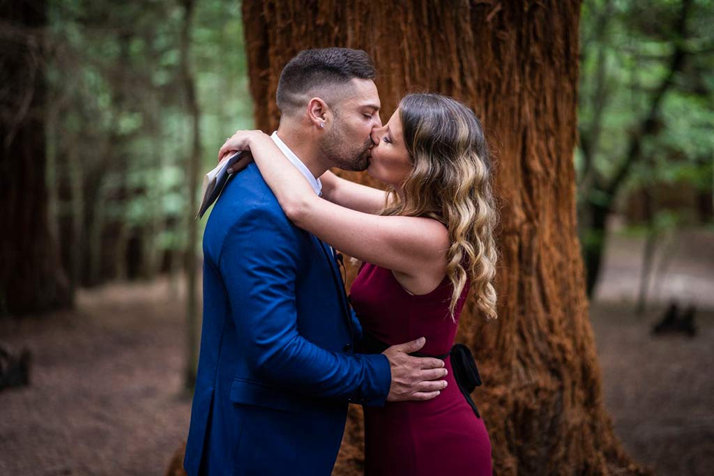 boda íntima en Cantabria Marcos Greiz beso