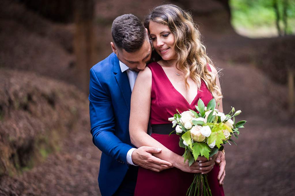 boda íntima en Cantabria Marcos Greiz besito