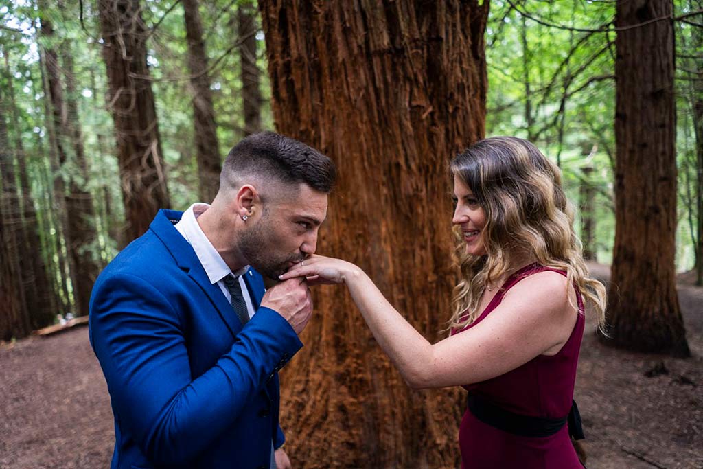 boda íntima en Cantabria Marcos Greiz beo mano