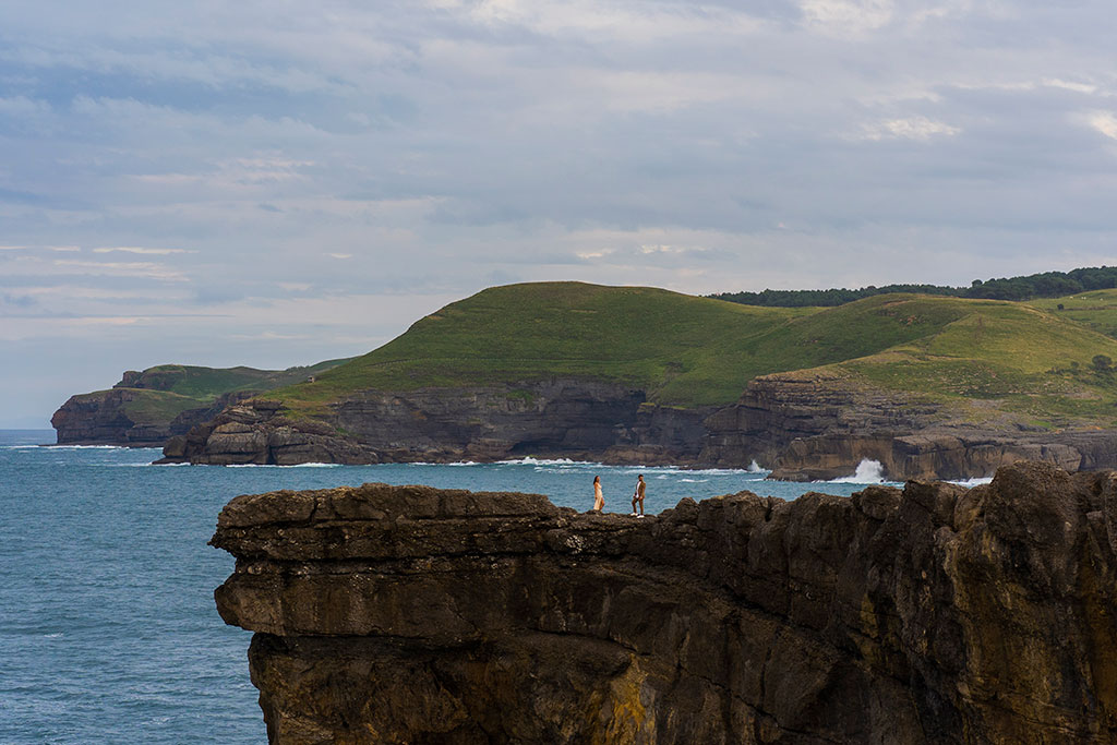 Elopement en Cantabria Marcos Greiz acantilado