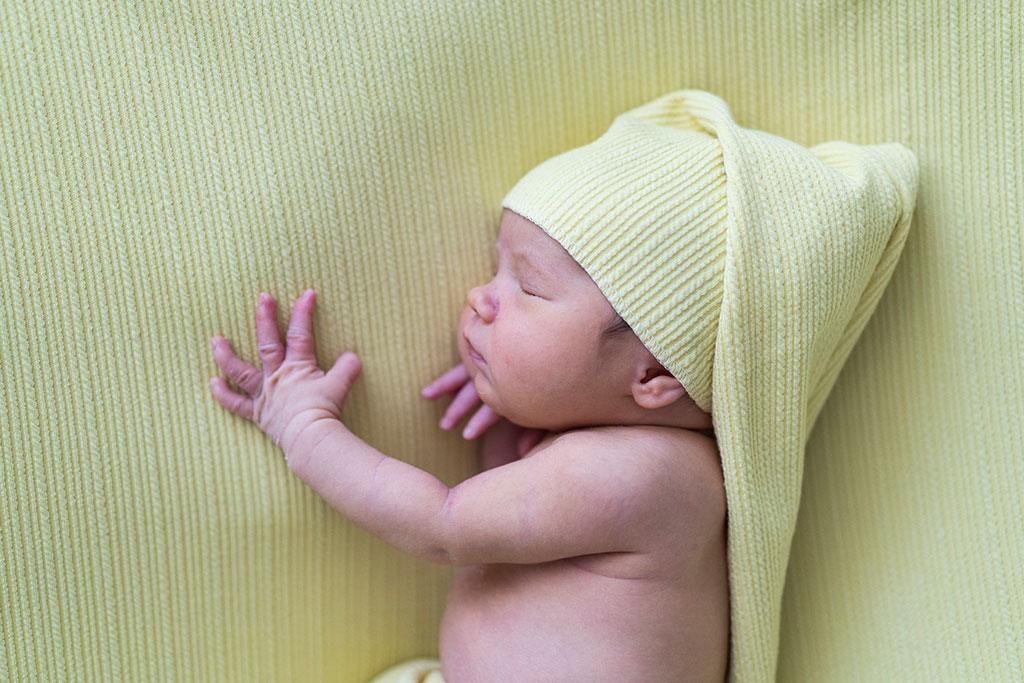 fotógrafo bebes newborn recién nacido Santander amarillo