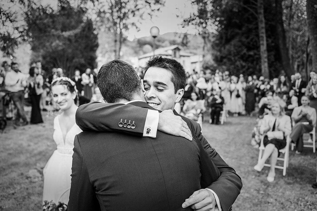 Fotógrafo de bodas Cantabria Marcos Greiz Deva Jorge abrazo