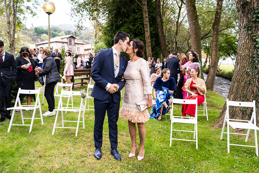Fotógrafo de bodas Cantabria Marcos Greiz Deva Jorge beso mama