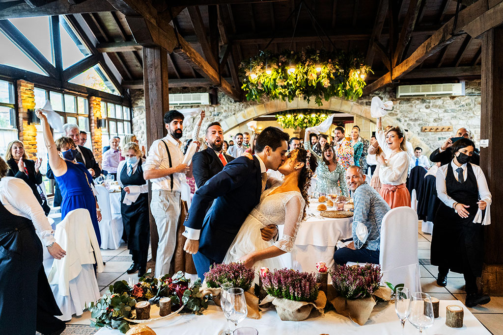 Fotógrafo de bodas Cantabria Marcos Greiz Deva Jorge besos