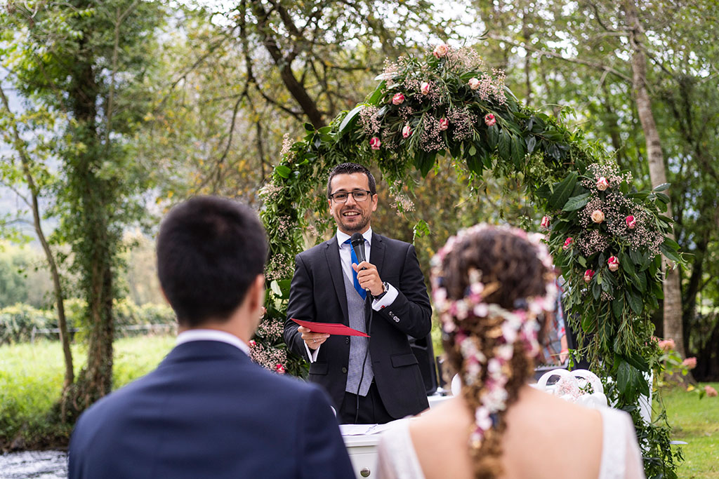 Fotógrafo de bodas Cantabria Marcos Greiz Deva Jorge oficiante