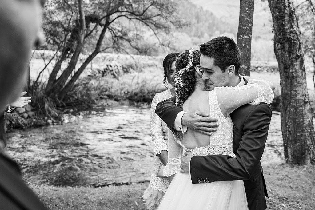 Fotógrafo de bodas Cantabria Marcos Greiz Deva Jorge primer abrazo