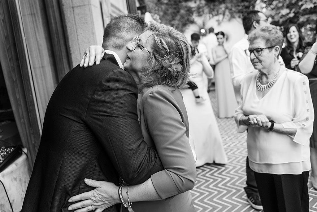 fotografía bodas Santander Cantabria Sara e Ivan abrazo mama