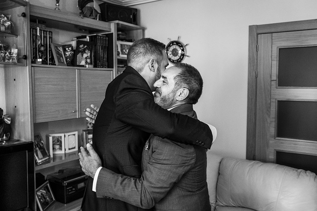 fotografía bodas Santander Cantabria Sara e Ivan abrazo papá