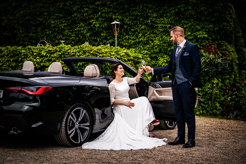 fotografía bodas Santander Cantabria Sara e Ivan coche brindis