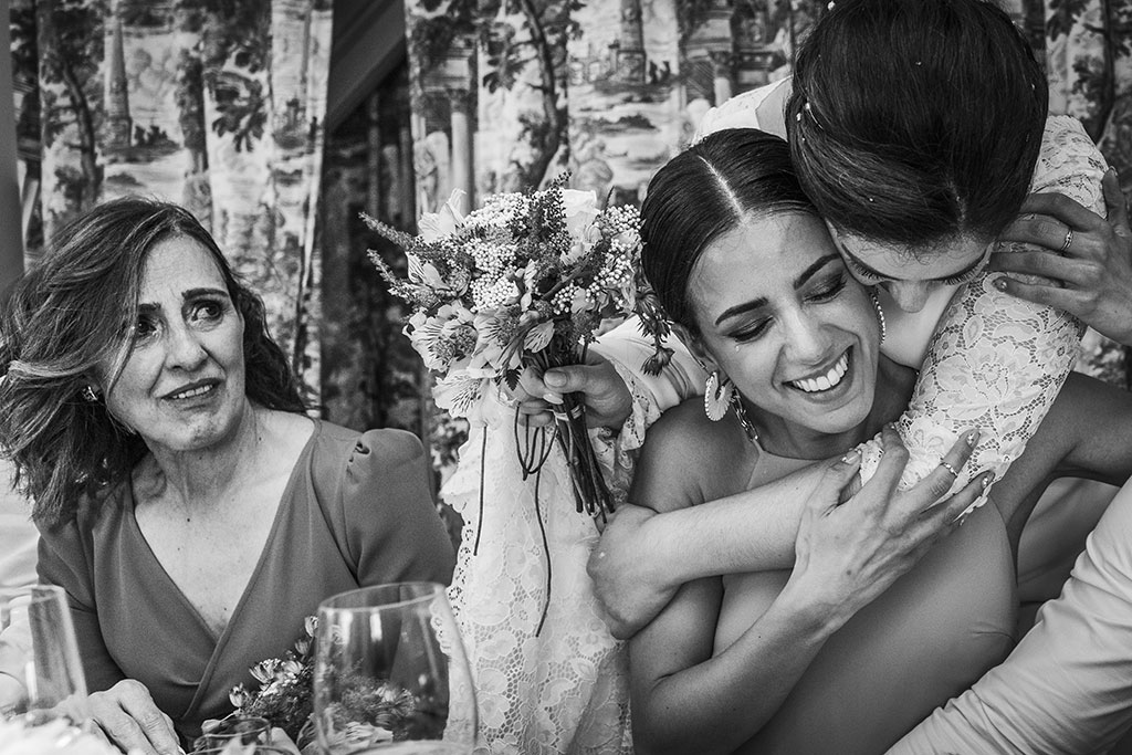 fotografía bodas Santander Cantabria Sara e Ivan hermana emocionada