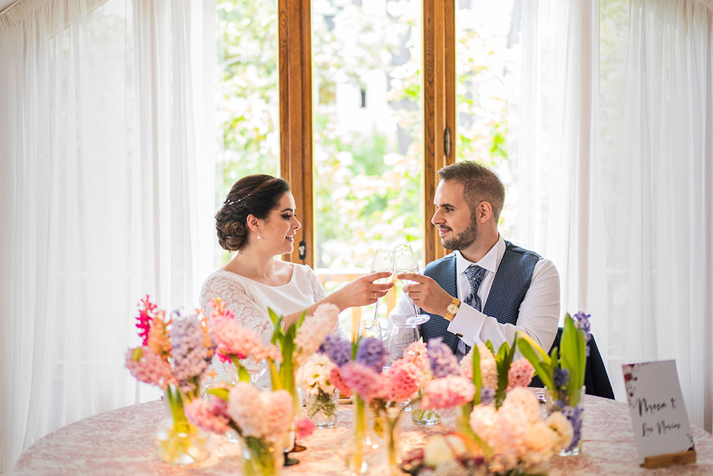 fotografía bodas Santander Cantabria Sara e Ivan novios brindis