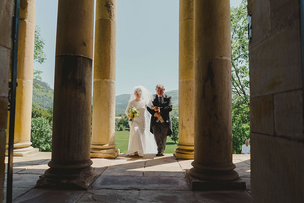 Bodas Cantabria fotografo Santander Angela y Fran novia entrada