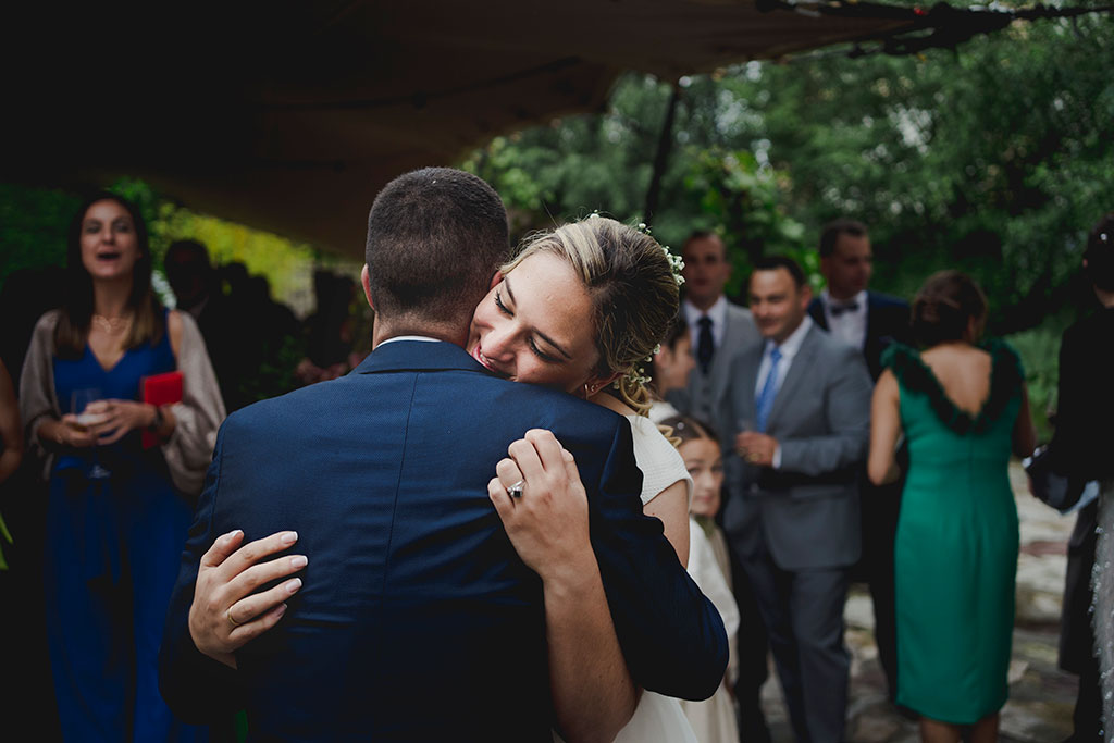 Fotógrafo de boda Cantabria Marcos Greiz abrazo novios