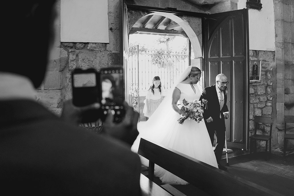 Fotógrafo de boda Cantabria Marcos Greiz entrada novia