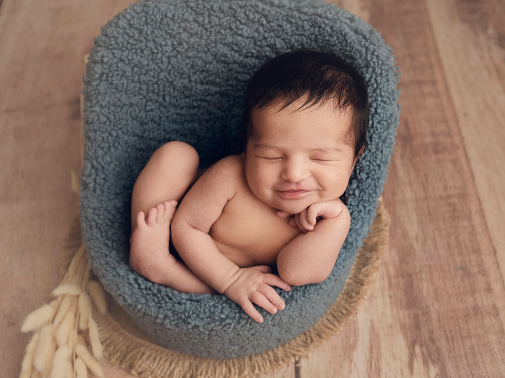 Fotos de recién nacido bebe en Santander Cantabria sonrisa