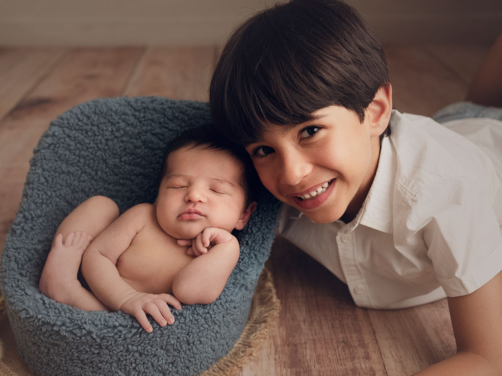 Fotos de recién nacido bebe en Santander Cantabria hermanos