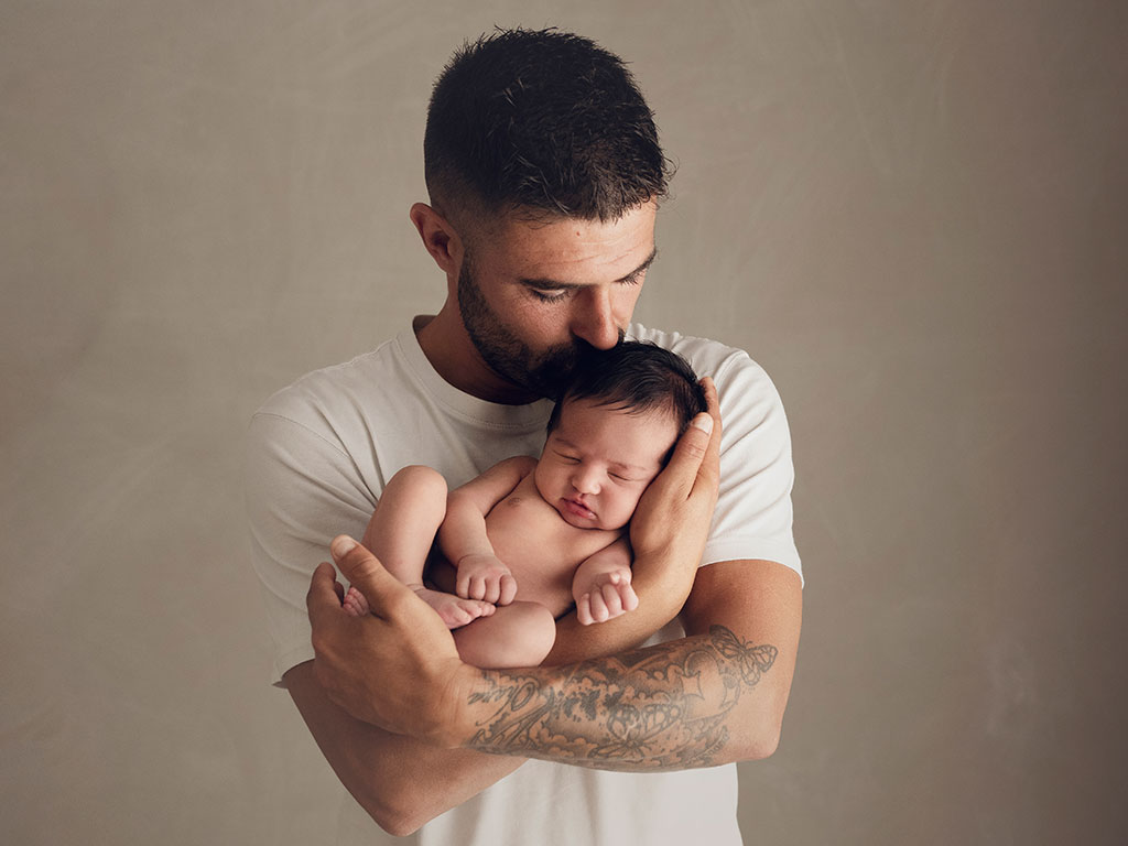 Fotos de recién nacido bebe en Santander Cantabria papa