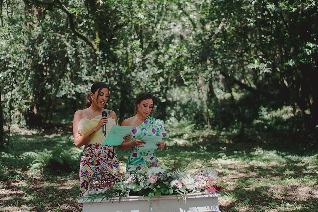 Amigas leyendo en boda