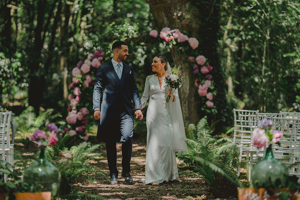 Novios saliendo de su ceremonia de boda