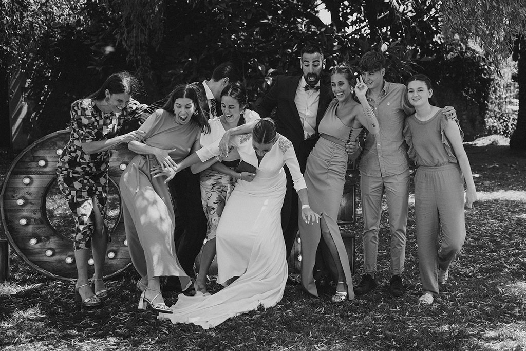 Invitados se caen al suelo en una boda