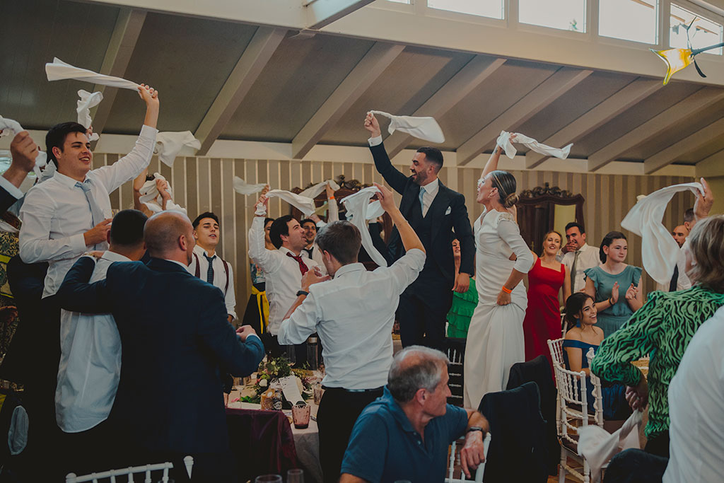 Novios disfrutando de su banquete de bodas