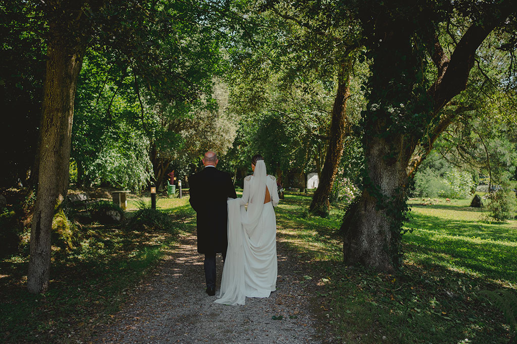 Novia y padrino entrando en ceremonia