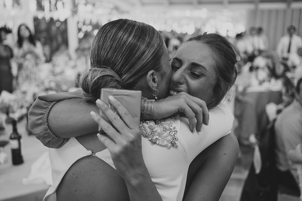 Novia y su hermana se emocionan en boda