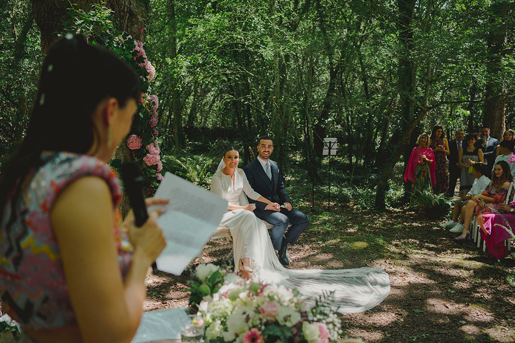 Lectura en ceremonia de una boda