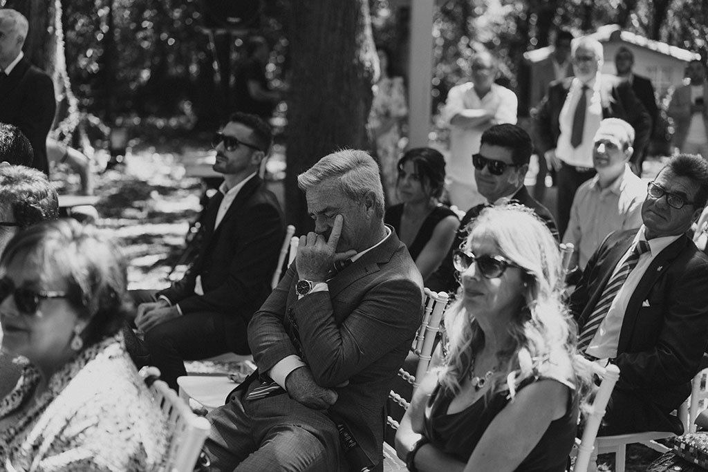 Padre emocionado en ceremonia de boda