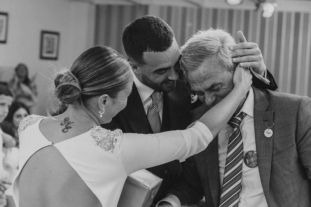 Abrazo de novios con papá