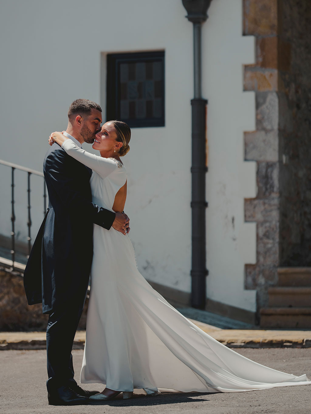 Novios posan para su reportaje de boda