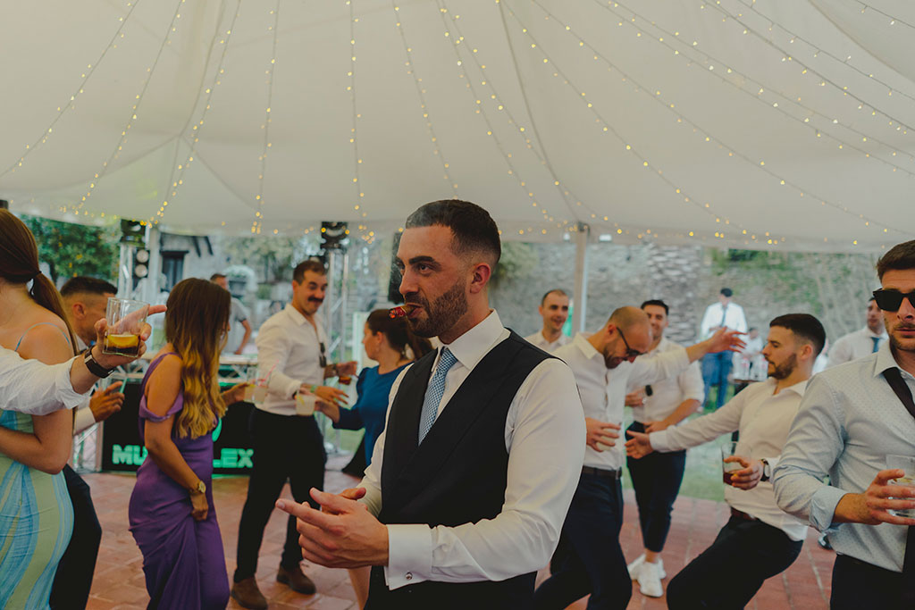 Novio fuma un puro en la fiesta de su boda