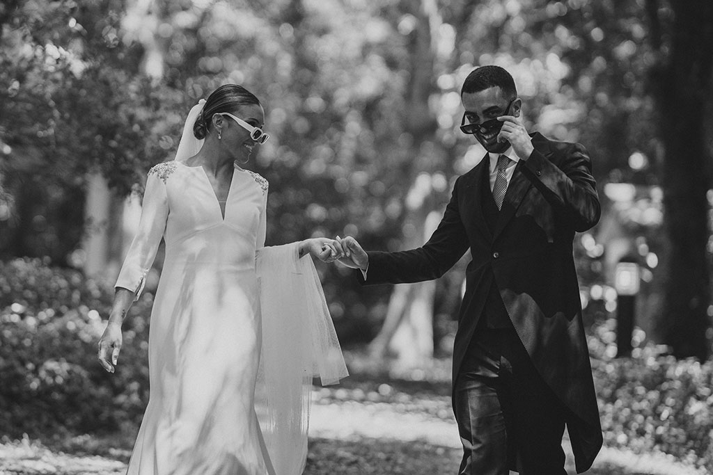 Novios con gafas de sol en reportaje de boda desenfadado