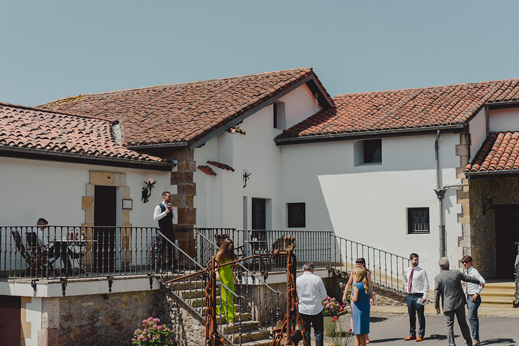 Salida del novio para ir a la boda