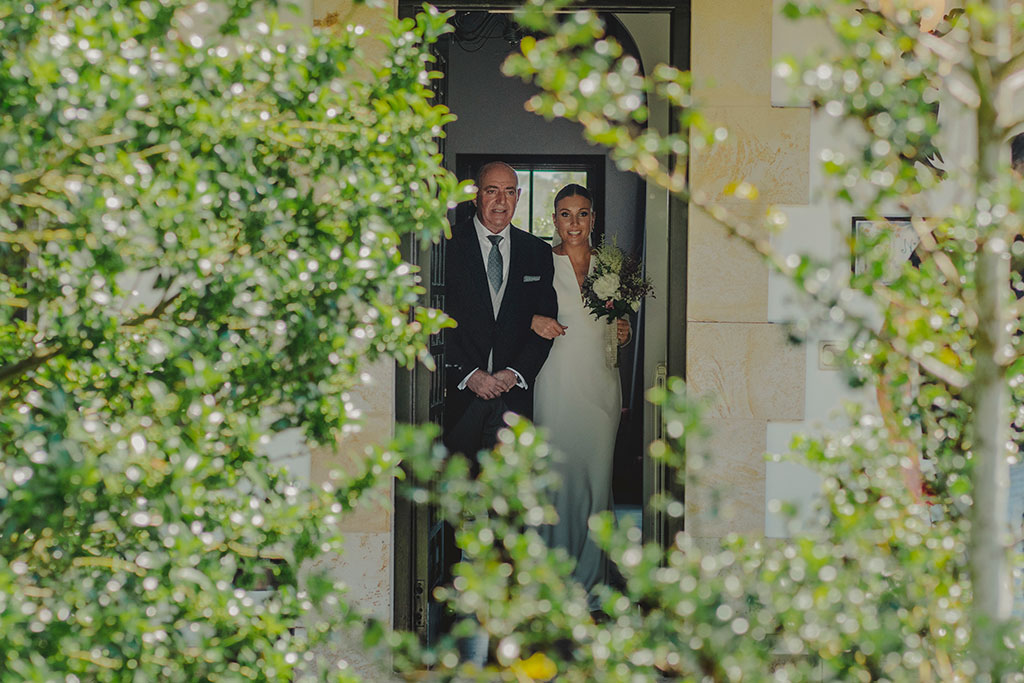 Padrino llevando a su hija al altar