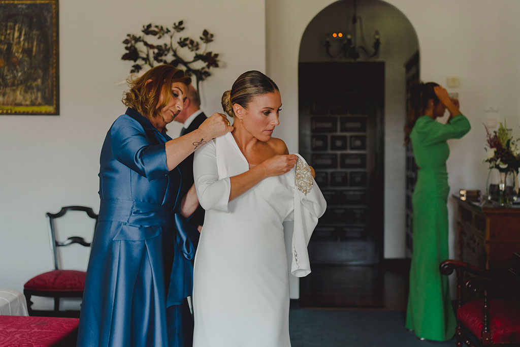 Bodas Santander Madre vistiendo a su hija para la boda