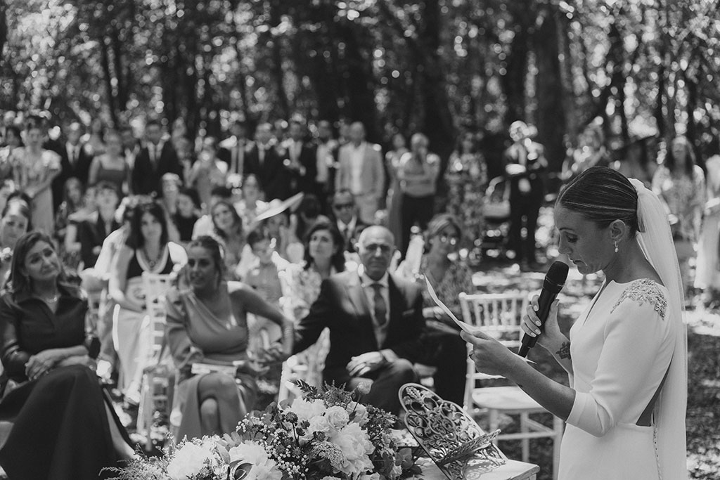 Novia llorando en su propia boda