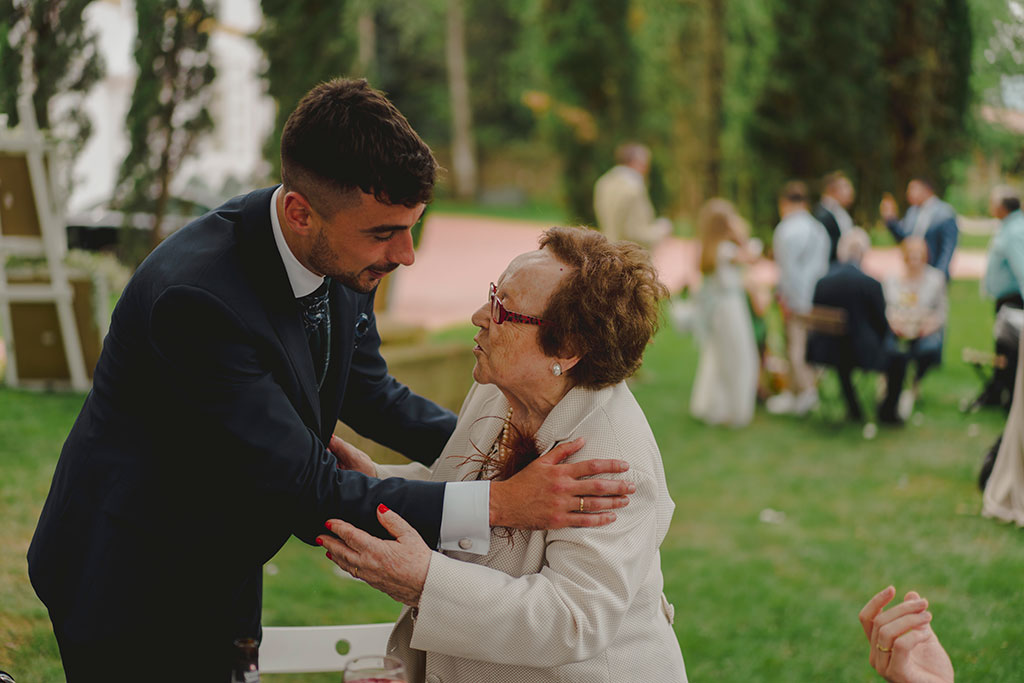 Novio con su abuela