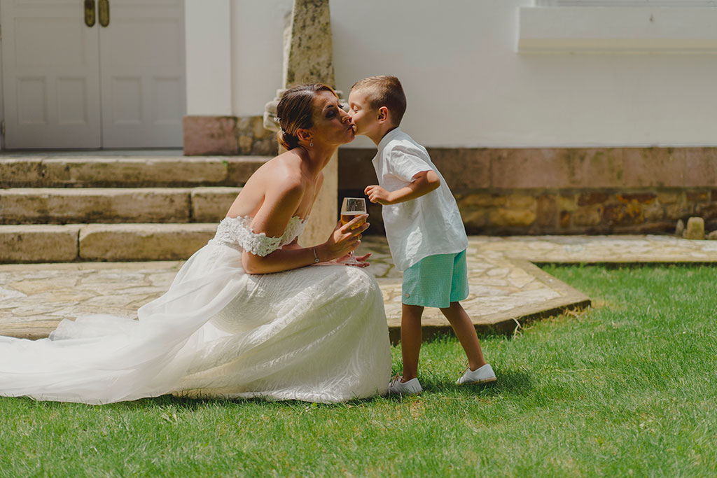 novia recibiendo el beso de un niño