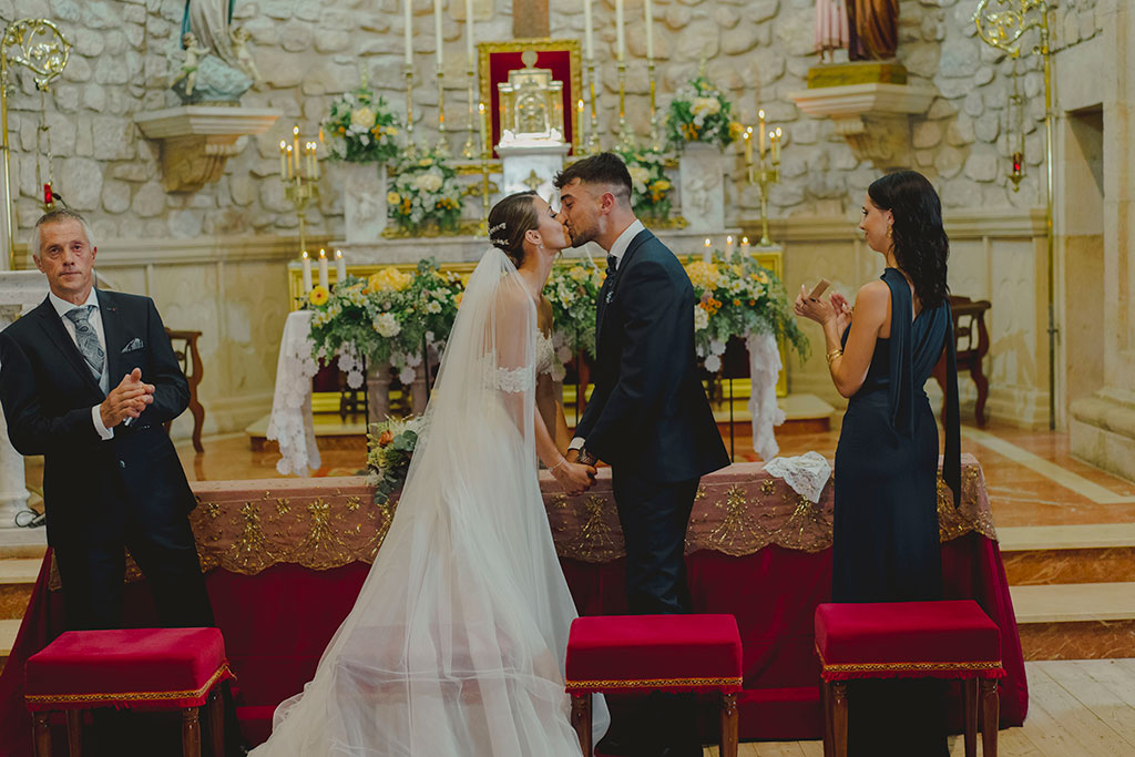 Fotografía de boda con los novios besandose