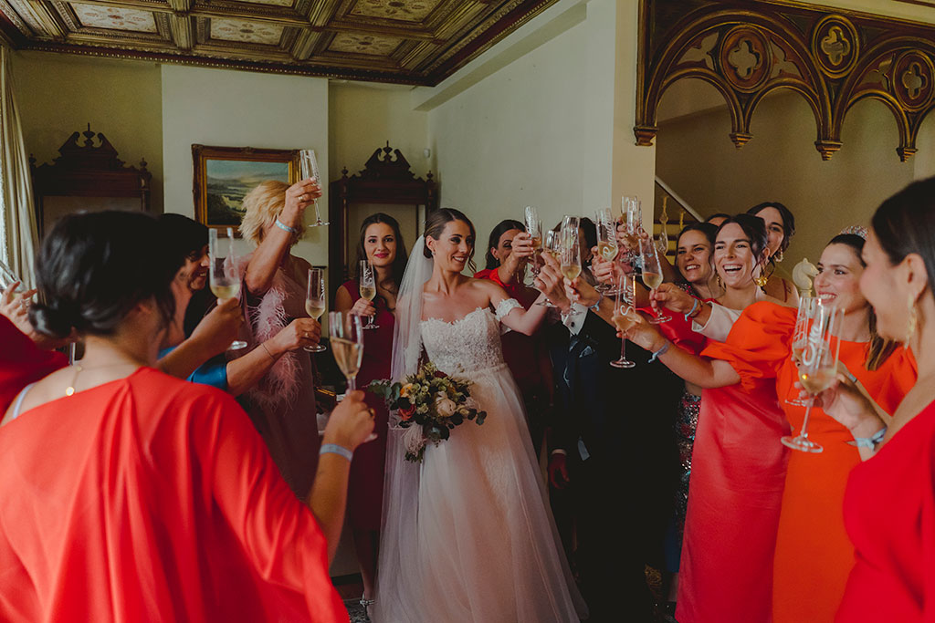 Brindis en la boda con sus amigas