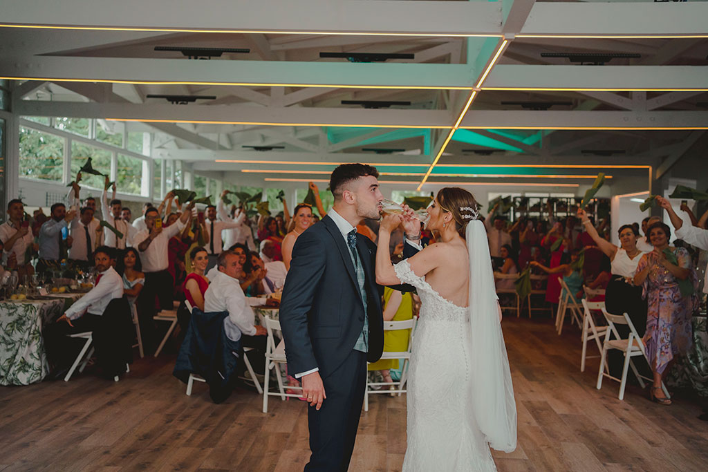 Novios brindando en su comedor