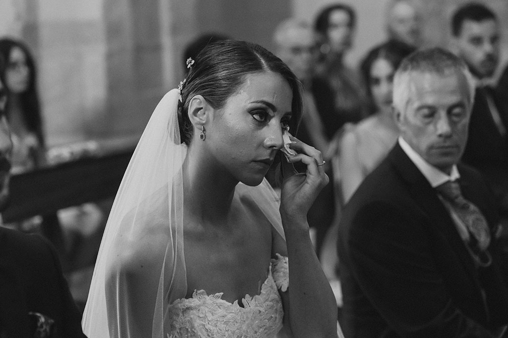 Novia emocionada en su boda por la iglesia