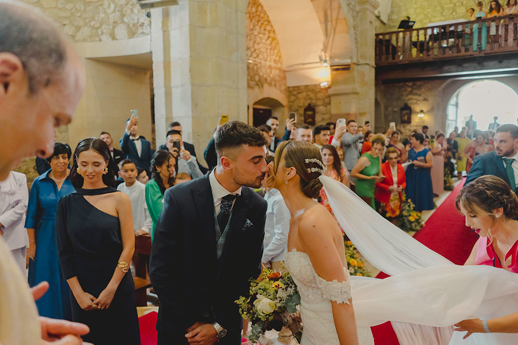 Novios que se encuentran en la cermeonia