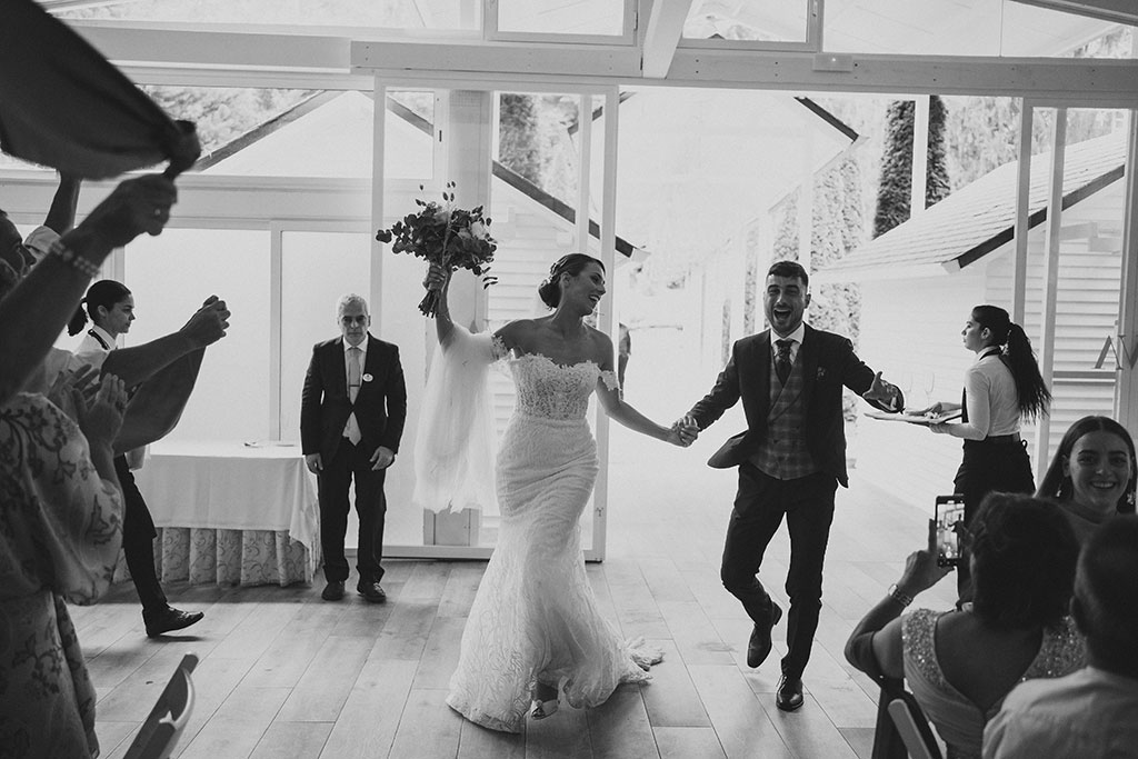 Novios entrando al comedor de Villa Amelia Bodas