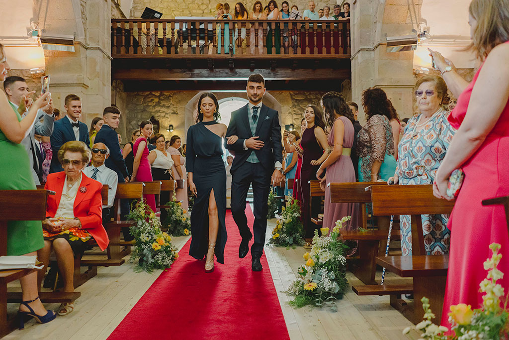 Entrada del novio en la ceremonia